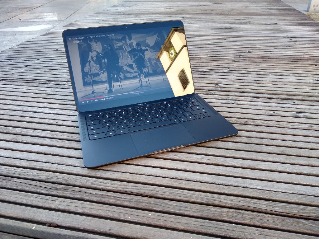 Abbildung: Google Pixelbook Go mit Kirchen-Reflexion